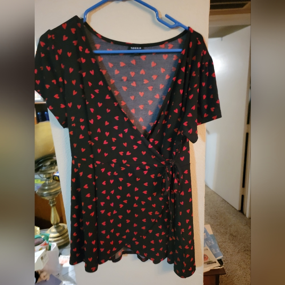 Sz 0 Torrid Heart Print Wrap Blouse
